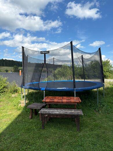 Ubytování U Pily - venkovní trampolína.jpg